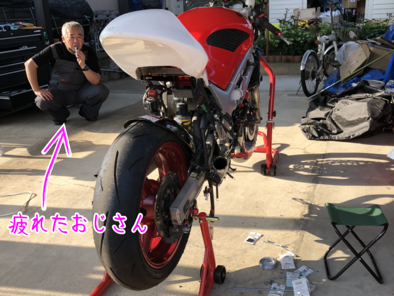 整備が終わったSV650Sと電子タバコを吸う初見さん-2