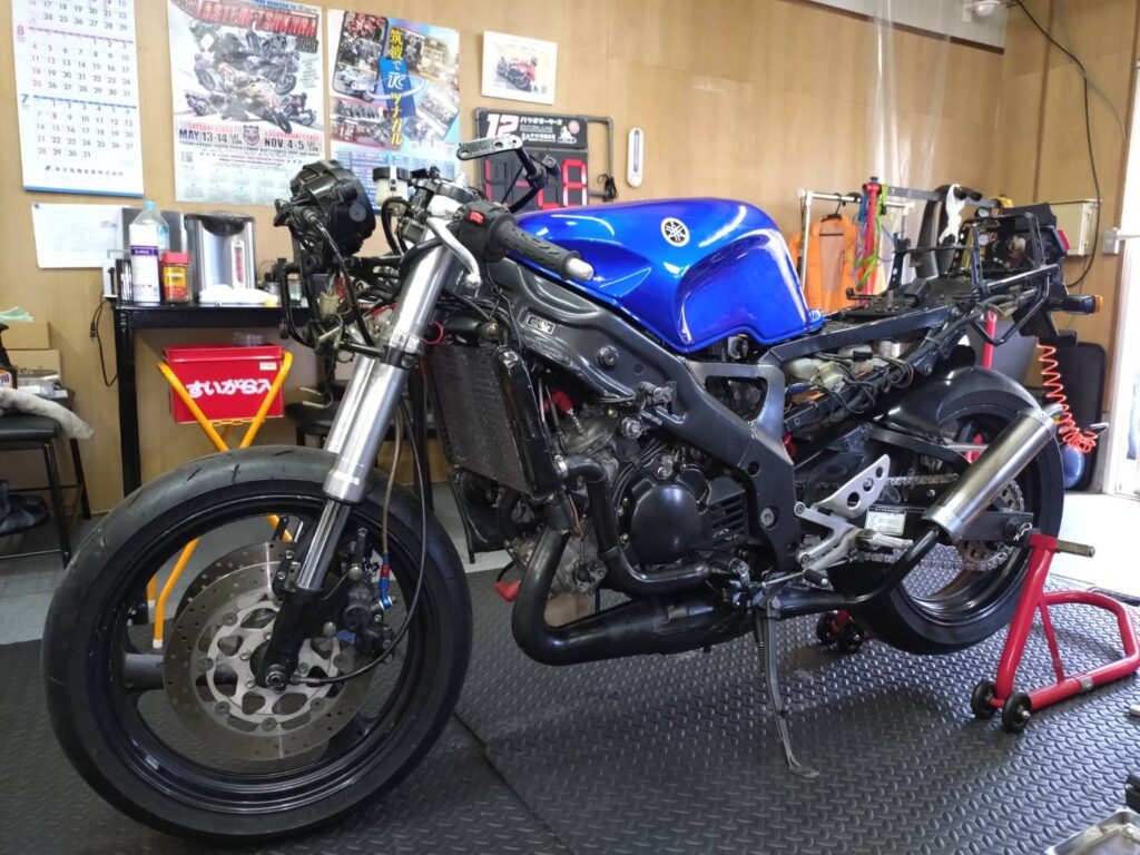 整備中のTZR250R