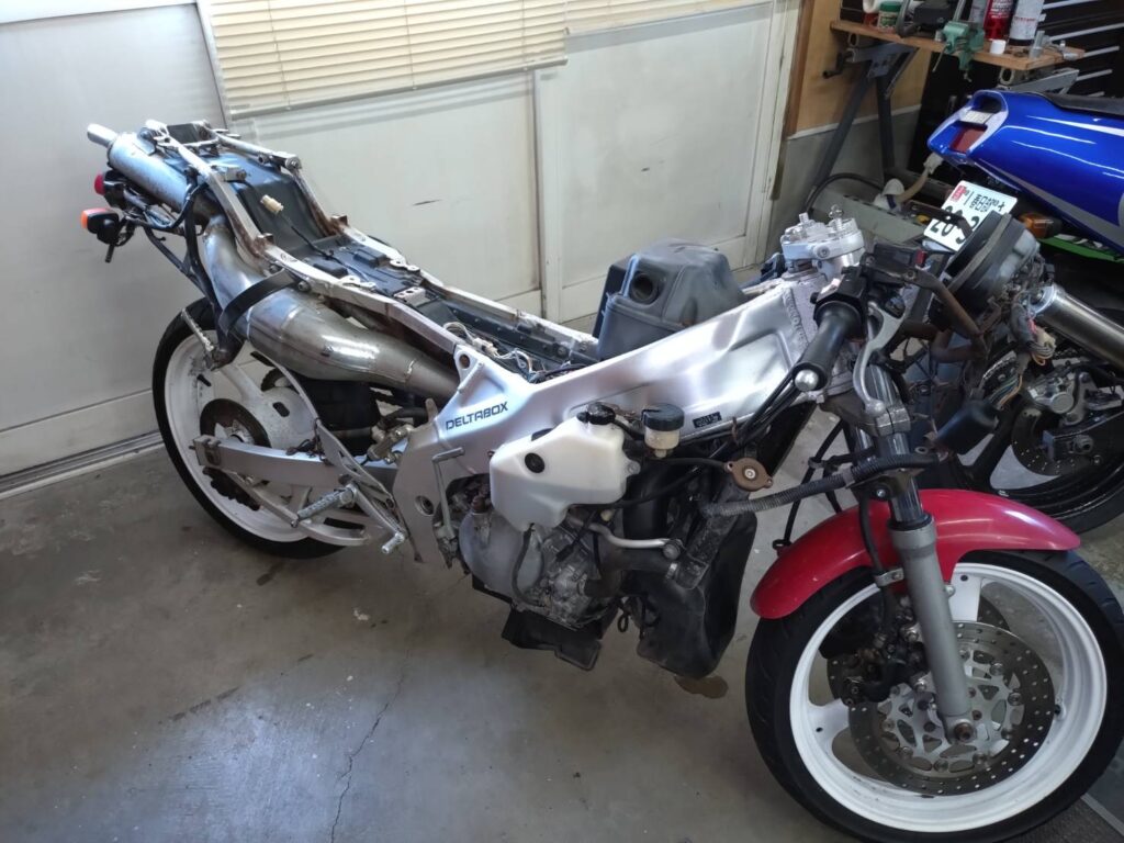 整備中のTZR250（3MA）