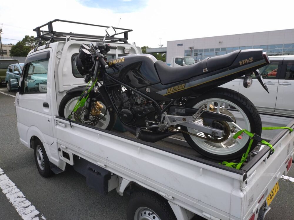 納車の為、トラックに乗せられたRZ250R