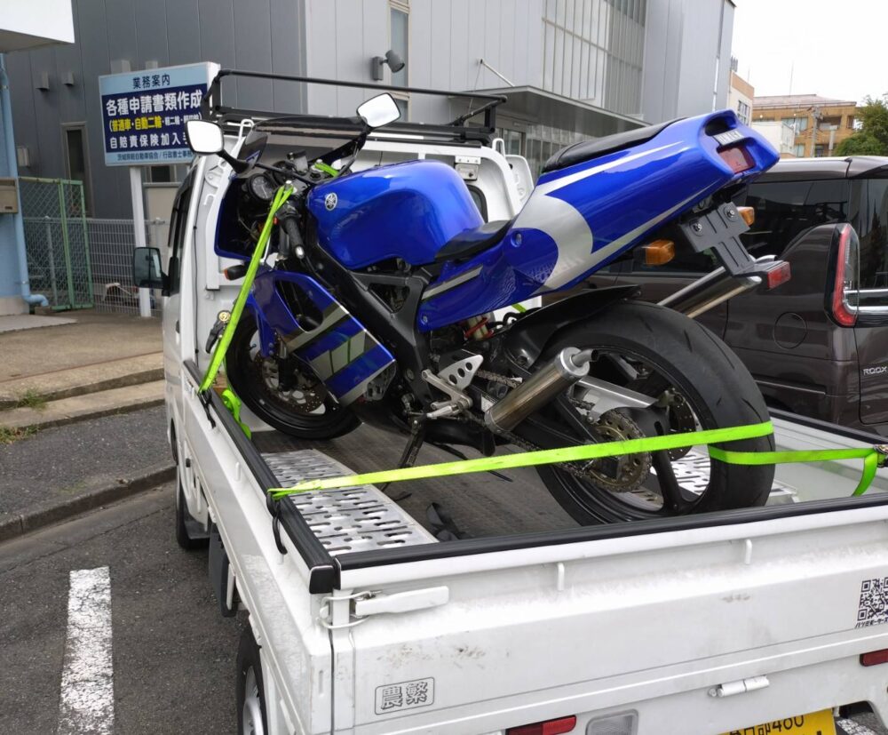 納車の為トラックの荷台に乗せられた TZR250R