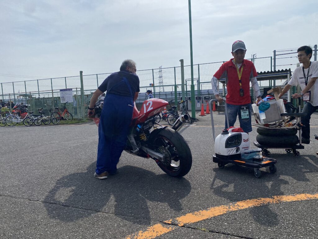 バイクをブースに戻す初見さん