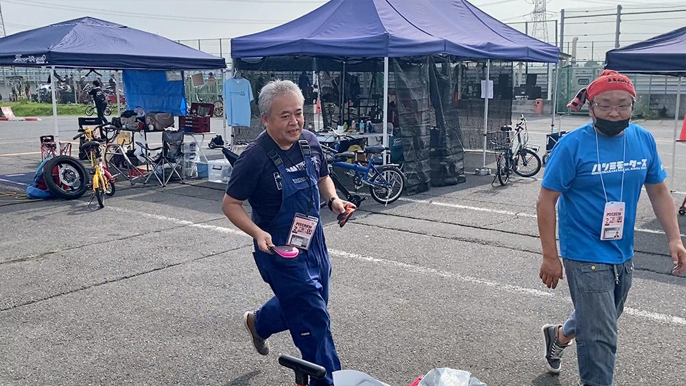 バンクセンサーを持って走る初見さん