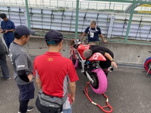 暖気場でバイクの音を確認する私。