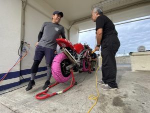 ピットに移動後、バイクを挟んで会話するHさんと私。