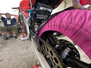 リアタイアごしのアングルのバイク（SV650S）