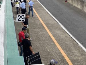 Hさん、レース走行中の様子をピットの上から撮影したところ。